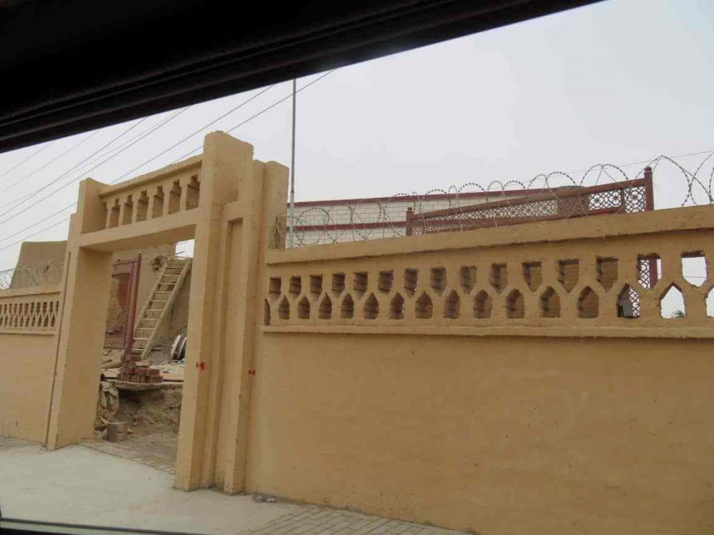 This demolished mosque is located in Sibao Township, Yizhou District. Its main gate has been demolished and its courtyard is in ruins.
