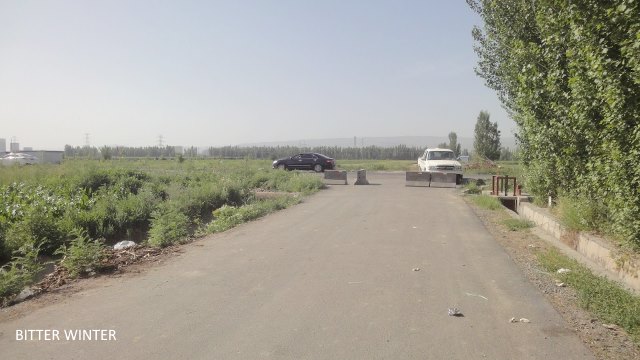 Roadblock at the entrance to Ergong village