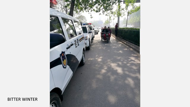 Blockade of squad cars