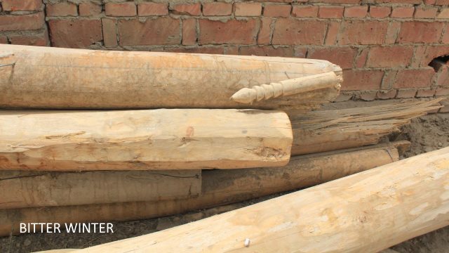 Columns left on the ground