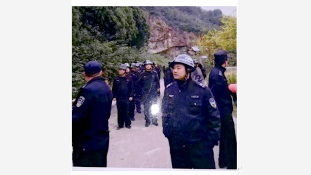 CCP law enforcement officers imposing police cordon on Songshan mountain