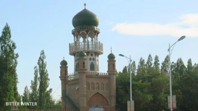 The crescent moon and star symbols have been removed from the domes of the Huangtian Center Mosque located in Kumul city.