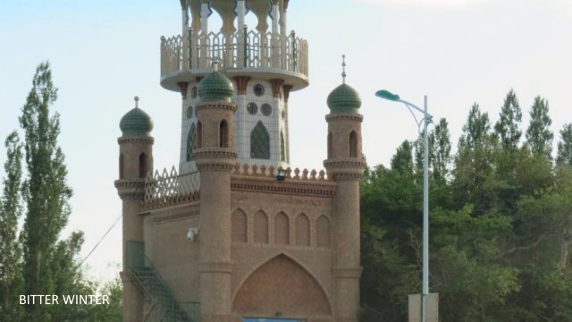 The crescent moon and star symbols have been removed from the domes of the Huangtian Center Mosque located in Kumul city.