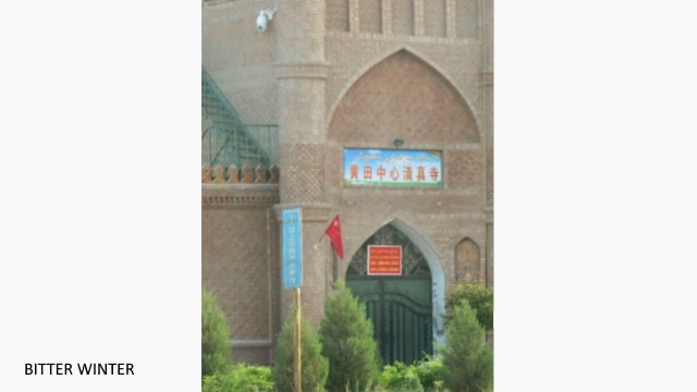 The crescent moon and star symbols have been removed from the domes of the Huangtian Center Mosque located in Kumul city.