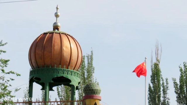 The Tuguruk·Buzuriragah mosque in the Jianguo village, Huicheng township of Kumul has also lost its symbol from the dome.