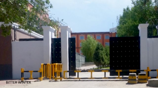 gates of the Second Middle School