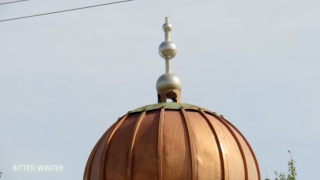 The crescent moon and star symbol has been removed from the mosque in Aletun village of the Huicheng township in the Yizhou Area of Kumul.