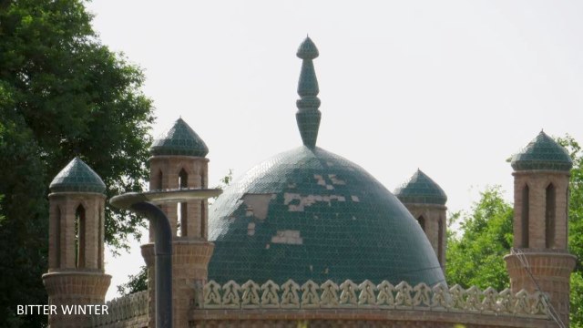 The crescent moon and star symbol has been removed from the mosque in Aletun village of the Huicheng township in the Yizhou Area of Kumul.