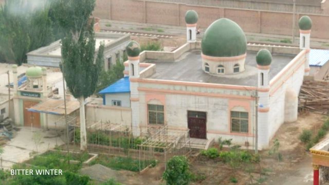 This mosque is located in the Kumul Railway 35th Street Unit, and the authorities have demolished its back walls and locked up all courtyard doors. The crescent moons from the five domes of the mosque have all disappeared.