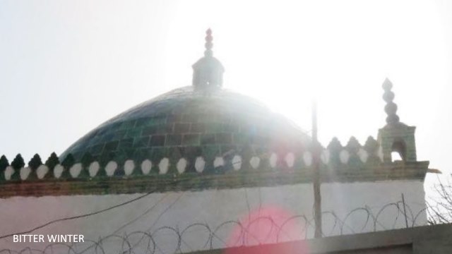The crescent moon and star symbol has been removed from the mosque in Aletun village of the Huicheng township in the Yizhou Area of Kumul.