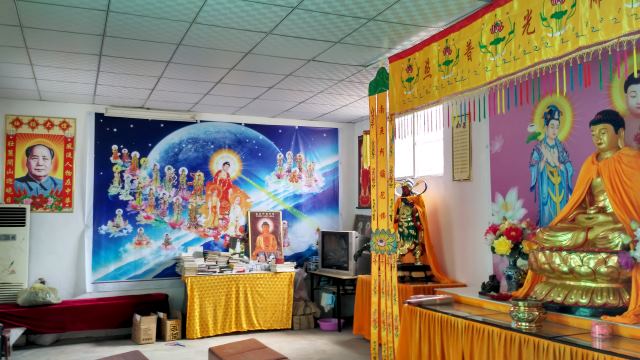 A portrait of Mao Zedong was forcibly put up inside Zhengxin Temple.