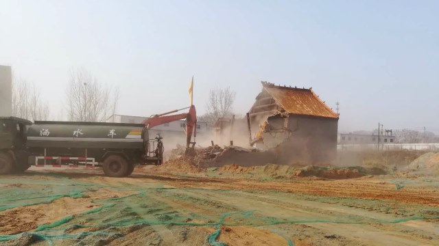 A temple in Xinzheng city is demolished.