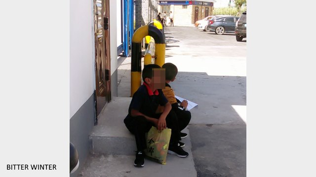 Children waiting to enter the “shelter house”