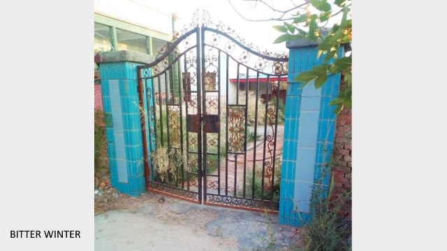 The gate of a mosque in No.1 Agricultural Company, 148th Regiment, Seventh Agricultural Division has been locked with chains. More than four months have passed since the mosque was shut down, and the courtyard has become overgrown with weeds.