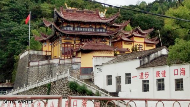 The Haikou Town Guanyin Pavilion has erected a national flag