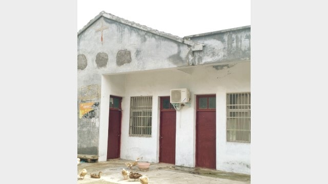After Jiang Zhuang Church of Yuhuang Village, Shunhe Town was shut down, its cross was covered
