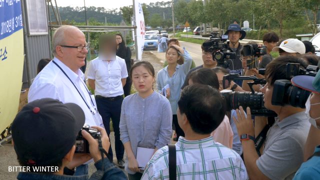 Journalists approach Mr. Zoehrer