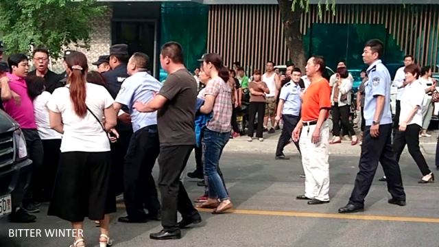 Police arrest the protesting believers