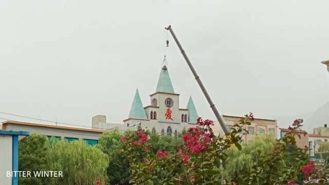 The cross is forcibly removed from Mu’en Church in the city of Dengfeng