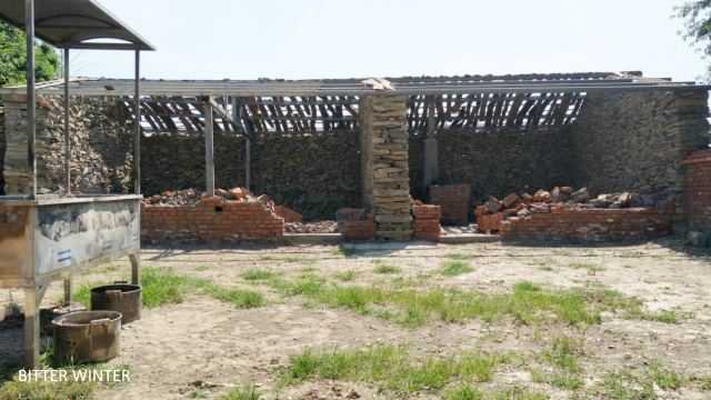 The destroyed dining hall on the right side of Changling Buddhist temple