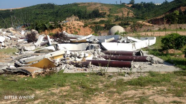Bitter Winter accessed a video that shows the destruction of an altar of a Catholic church in Fujian’s Fuzhou city.