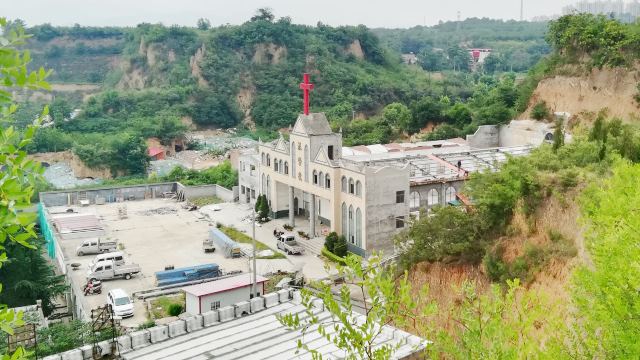 The authorities build walls around the church before its destruction