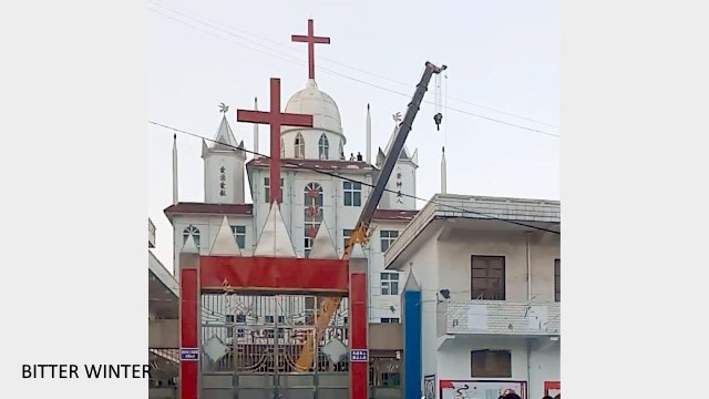 The local government dispatched a crane to forcibly remove the cross from Tianhu Christian Church, in Song county.