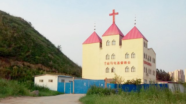 The original appearance of Zhanmatun Christian Church in Guancheng Hui district, Zhengzhou city, before its cross was forcibly removed.