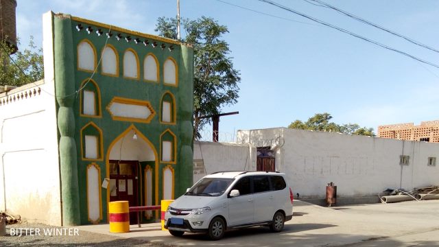This is a back-street mosque in Lukeqin town, Shanshan county; one can see from the two ends of the apexes that their characteristic Islamic architectural features have been demolished