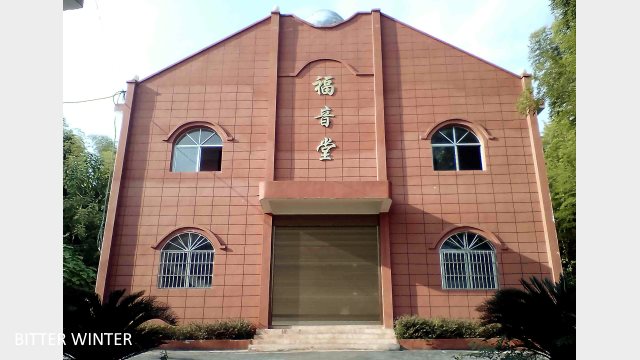 The cross is removed from Gaotang Gospel Church in Baima township, Shangrao city.