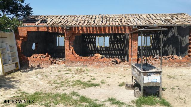The destroyed dining hall on the left side of Changling Buddhist temple