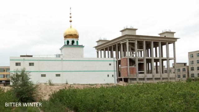 The domes and moon and star symbols on the mosque that was being constructed in the Lanzhou New Area had already been completed, as had the framework of the main body of the building