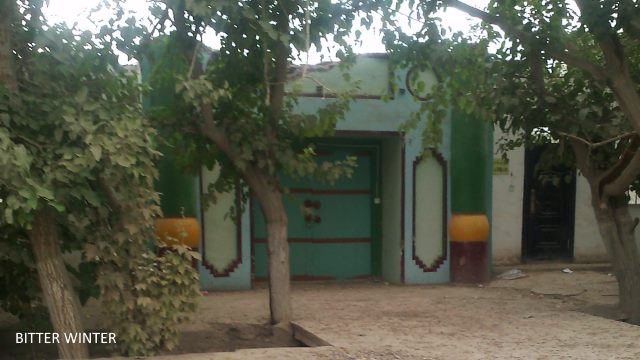 This is the mosque of the Fourth Group, Lukeqin town, Shanshan county, Turpan city; the apexes above the entrance have already been demolished.
