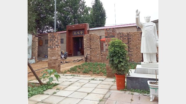 A statue of Mao Zedong in front of Zhengxin Temple in Xinzheng city.