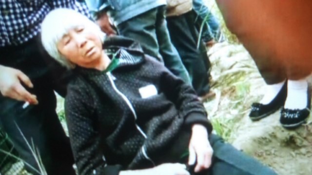 A female villager in Wanzhai is dragged by Minlu personnel. (Provided by an inside source)