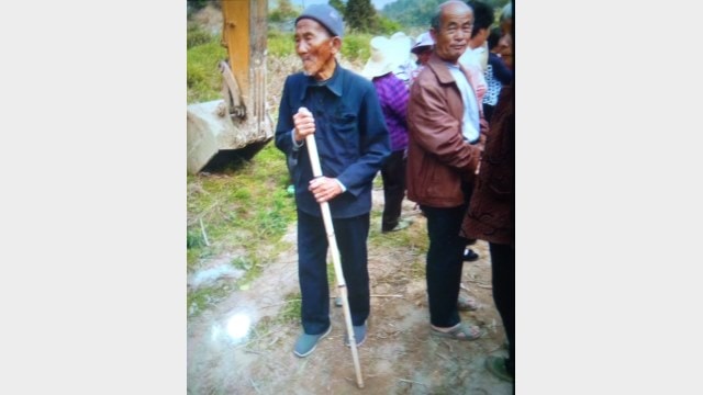 Elderly villagers in Wanzhai seek to defend their rights. (Provided by an inside source)
