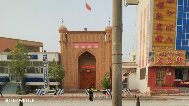 Police are patrolling in front of the mosque on Naqiuke Road in Shule county.