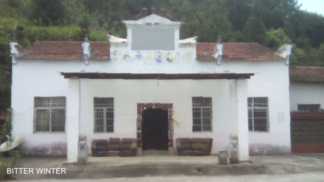 The name “Qiansheng Temple” has been obscured.