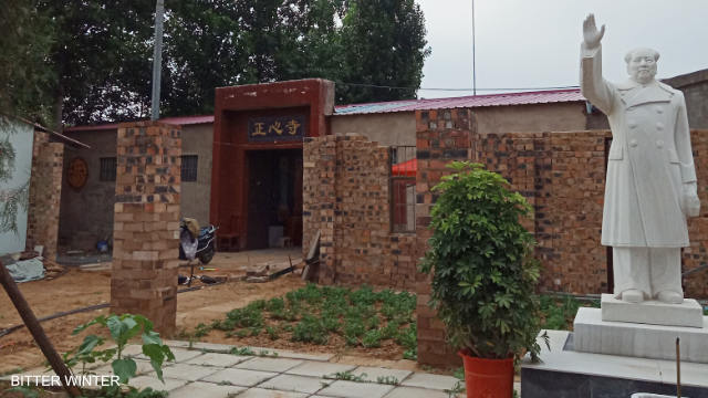 The statue of Mao Zedong before Zhengxin Temple of Xinzheng City