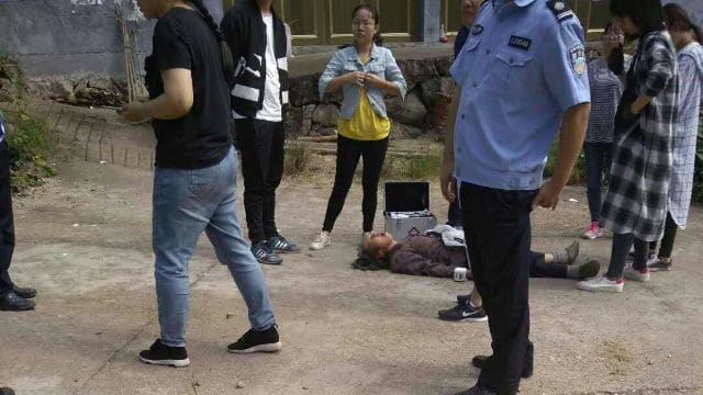 Jiang Jinfu’s wife faints to the ground.
