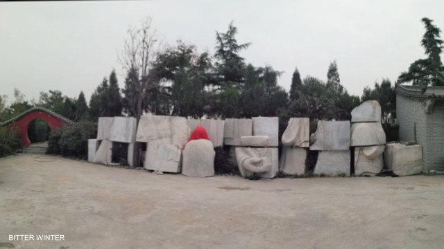 The Lao-Tzu statue is torn into pieces