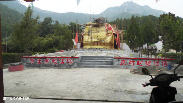 The giant Buddha statue at Jiushan Park is being demolished