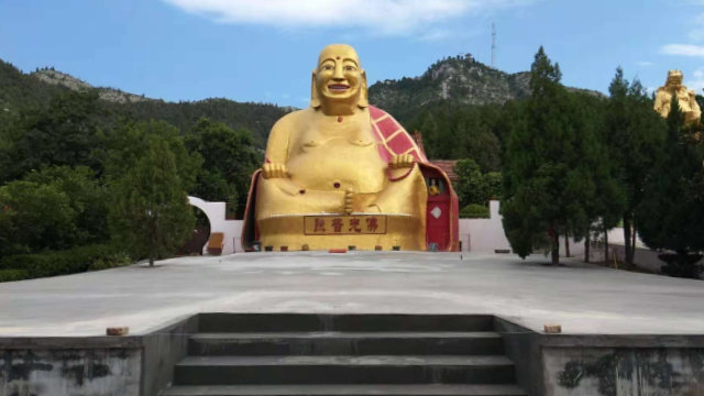 The giant Buddha statue at Jiushan Park (provided by an inside source)