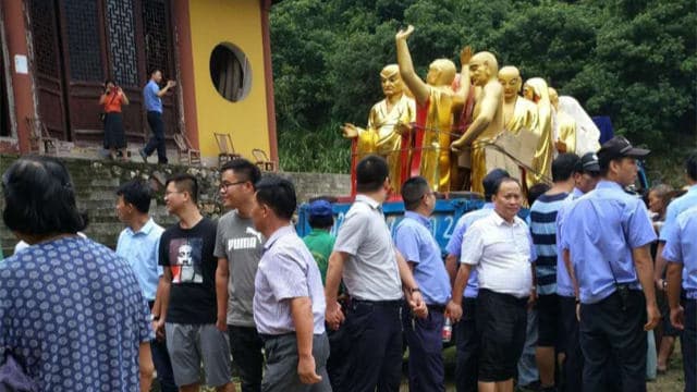 The police guard the temple and forbid believers from approaching.