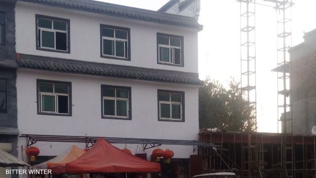 The supermarket’s signboard has been removed