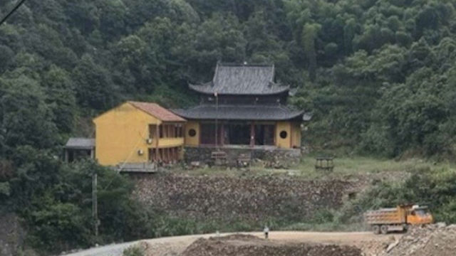 The temple in Ningbo city before the demolition.