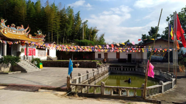 The national flag has been raised at Xihuayan Temple in Dehua county Fujian