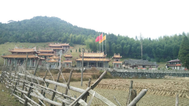 The national flag has been raised at Wuhua Temple in Dehua county, Fujian