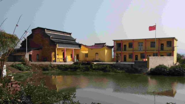 The national flag has been raised at Huating Buddhist Temple in Jiangxi