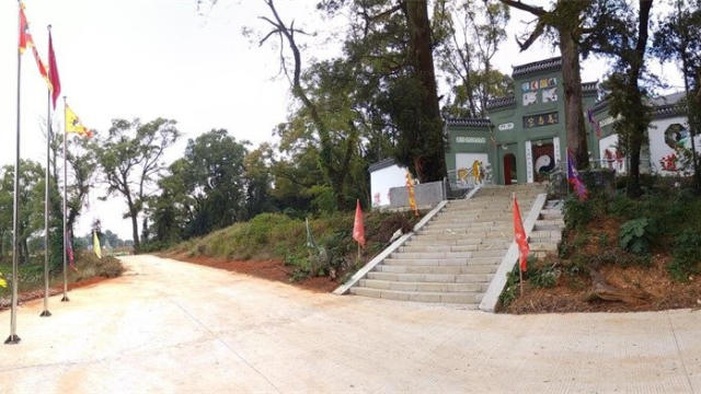 The national flag has been raised at Huangpi Temple in Yichun city, Jiangxi